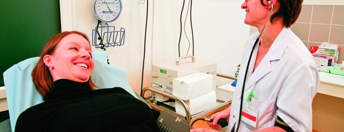 Photo d'une maman lors d'une consultation prénatale