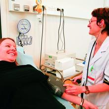 Photo d'une maman lors d'une consultation prénatale