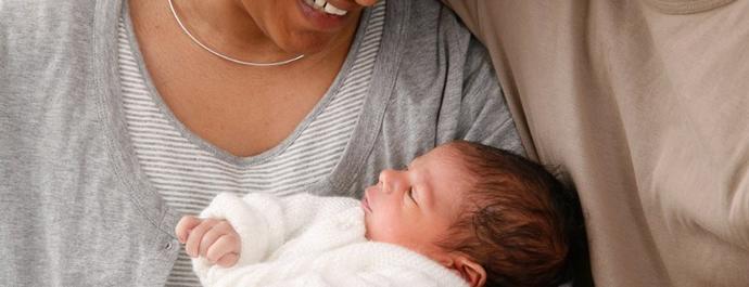 Un couple avec son bébé dans les bras