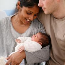 Un couple avec son bébé dans les bras