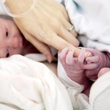 Photo en zoom sur les mains d'un bébé